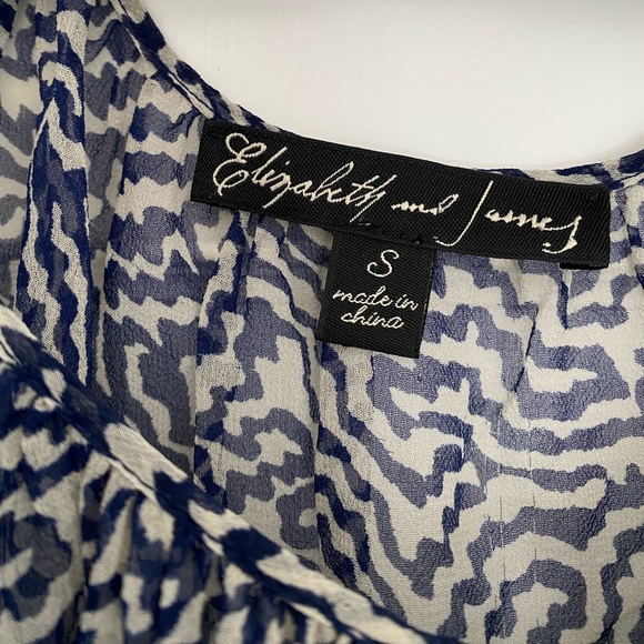 Feminine blouse, dress up your jeans - Picture 2 of 3